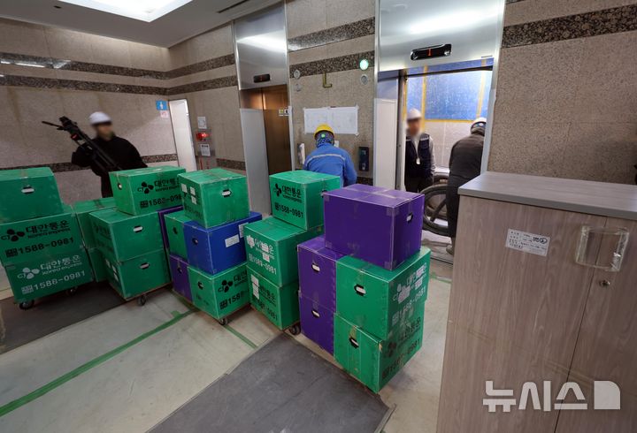  [부산=뉴시스] 하경민 기자 = 해양수산부가 세종에서 부산 동구 IM빌딩(본관)·협성타워(별관) 임시청사로 단계적 이전을 시작한 가운데 9일 이사업체 관계자들이 첫 이삿짐을 부산 본관 건물로 옮기고 있다. 해수부 이전을 위한 이사는 약 2주 간에 걸쳐 5t 트럭 249대와 하루 60여 명의 인력을 투입해 실국별로 순차적으로 진행된다. 2025.12.09. yulnetphoto@newsis.com