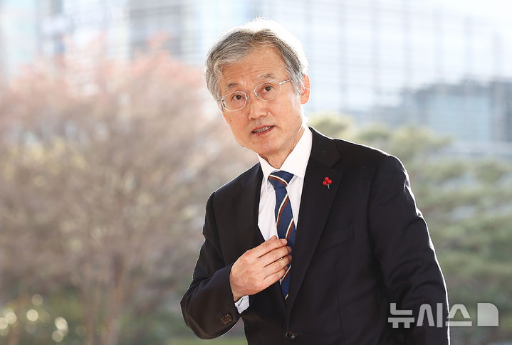 [서울=뉴시스] 김근수 기자 = 조희대 대법원장이 9일 오전 서울 서초구 대법원 청사로 출근하고 있다. 2025.12.09. ks@newsis.com