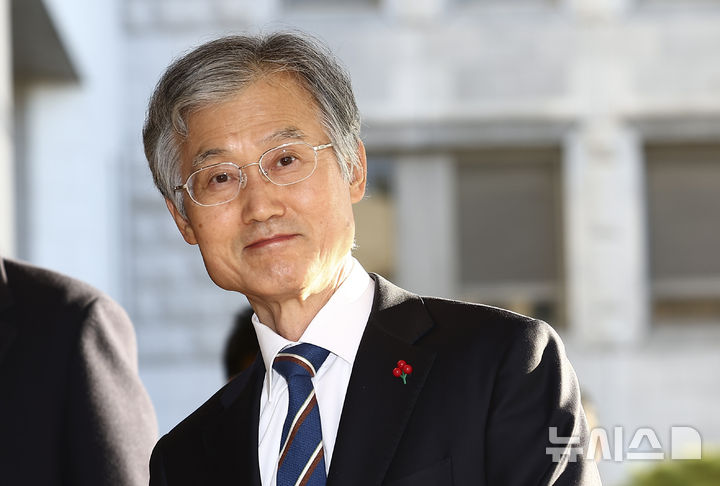 [서울=뉴시스] 김근수 기자 = 조희대 대법원장이 9일 오전 서울 서초구 대법원 청사로 출근하고 있다. 2025.12.09. ks@newsis.com