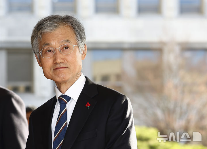 [서울=뉴시스] 김근수 기자 = 조희대 대법원장이 9일 오전 서울 서초구 대법원 청사로 출근하고 있다. 2025.12.09. ks@newsis.com