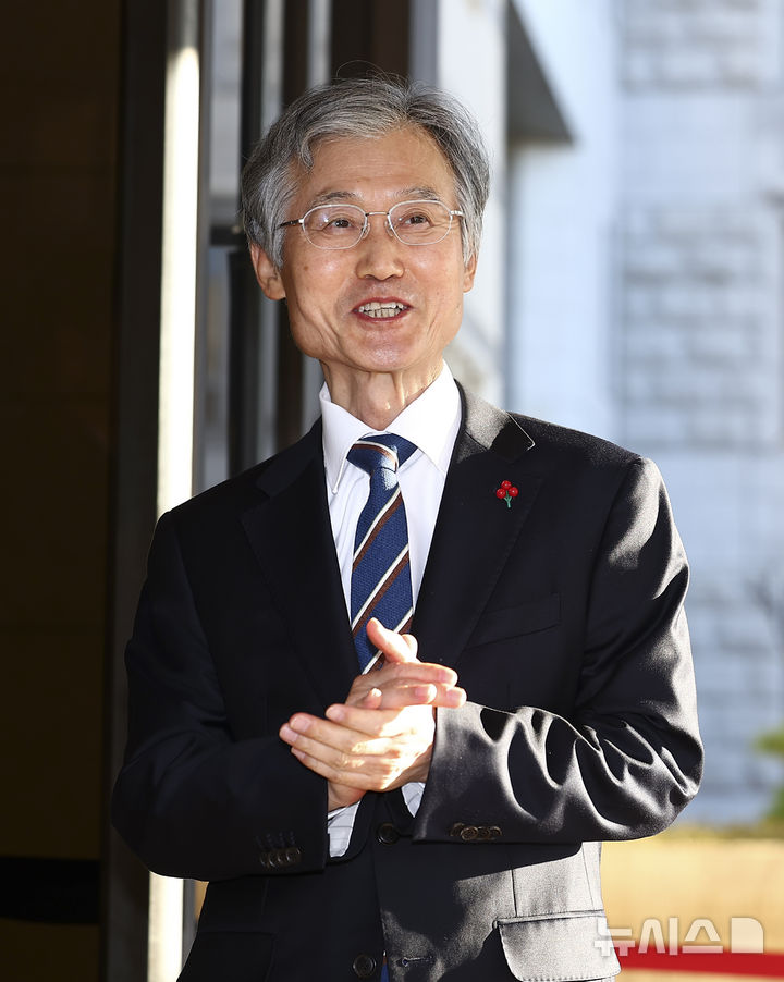 [서울=뉴시스] 김근수 기자 = 조희대 대법원장이 9일 오전 서울 서초구 대법원에서 취재진 질문에 답하고 있다. 2025.12.09. ks@newsis.com