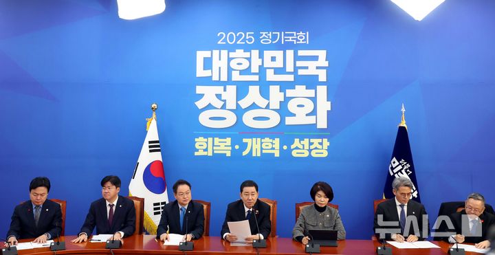 [서울=뉴시스] 조성봉 기자 = 김병기 더불어민주당 원내대표가 9일 오전 서울 여의도 국회에서 열린 원내대책회의에서 발언을 하고 있다. 2025.12.09. suncho21@newsis.com