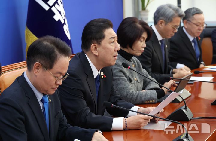 [서울=뉴시스] 조성봉 기자 = 김병기 더불어민주당 원내대표가 9일 오전 서울 여의도 국회에서 열린 원내대책회의에서 발언을 하고 있다. 2025.12.09. suncho21@newsis.com 