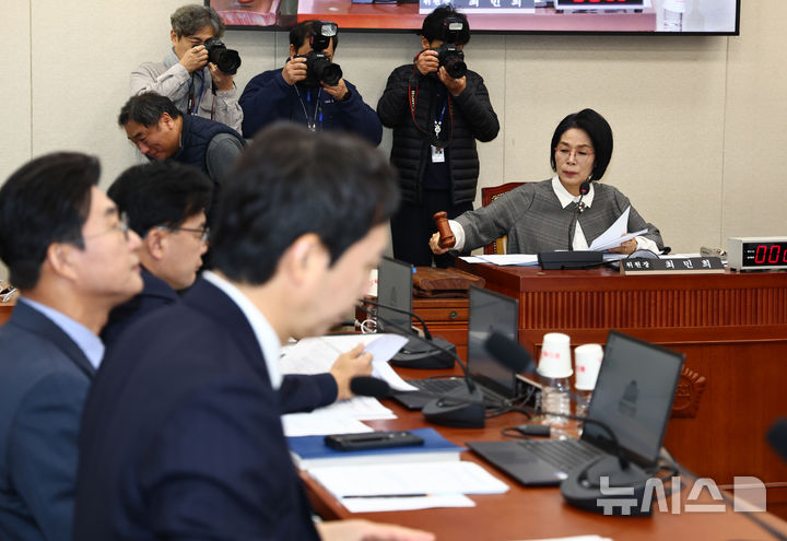 [서울=뉴시스] 김명년 기자 = 9일 오전 서울 여의도 국회에서 열린 과학기술정보방송통신위원회 전체회의에서 최민희 위원장의 의사봉을 두드리고 있다. 2025.12.09. kmn@newsis.com
