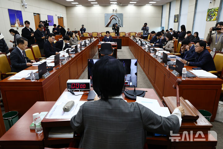 [서울=뉴시스] 김명년 기자 = 9일 오전 서울 여의도 국회에서 열린 과학기술정보방송통신위원회 전체회의에서 최민희 위원장의 의사봉을 두드리고 있다. 2025.12.09. kmn@newsis.com