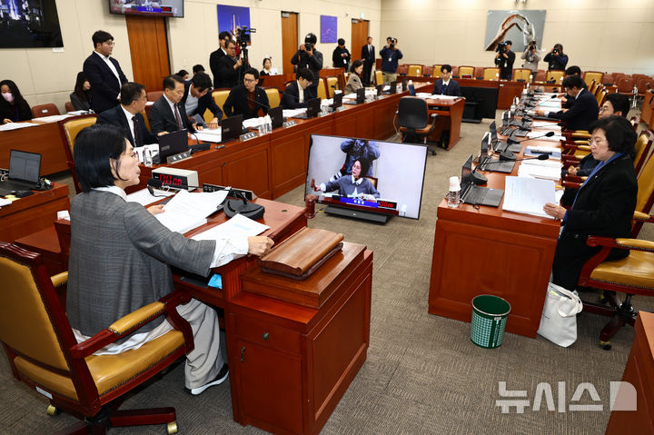 [서울=뉴시스] 김명년 기자 = 9일 오전 서울 여의도 국회에서 열린 과학기술정보방송통신위원회 전체회의에서 최민희 위원장의 의사봉을 두드리고 있다. 2025.12.09. kmn@newsis.com