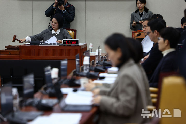 [서울=뉴시스] 김명년 기자 = 9일 오전 서울 여의도 국회에서 열린 과학기술정보방송통신위원회 전체회의에서 최민희 위원장의 의사봉을 두드리고 있다. 2025.12.09. kmn@newsis.com