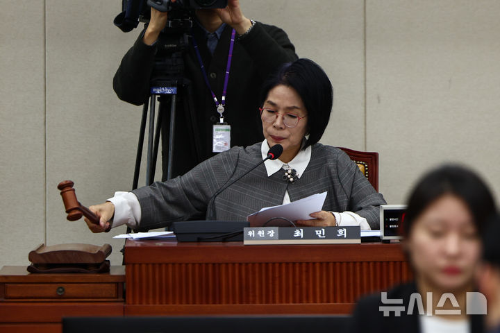 [서울=뉴시스] 김명년 기자 = 9일 오전 서울 여의도 국회에서 열린 과학기술정보방송통신위원회 전체회의에서 최민희 위원장의 의사봉을 두드리고 있다. 2025.12.09. kmn@newsis.com