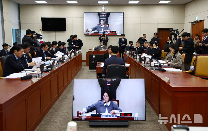 [서울=뉴시스] 김명년 기자 = 9일 오전 서울 여의도 국회에서 열린 과학기술정보방송통신위원회 전체회의에서 최민희 위원장의 의사봉을 두드리고 있다. 2025.12.09. kmn@newsis.com