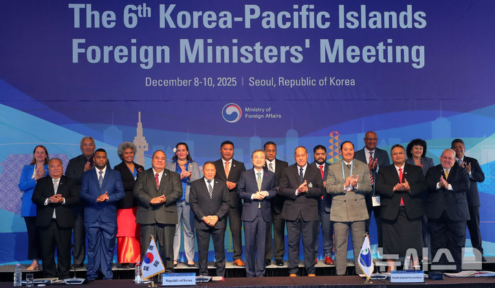 [서울=뉴시스] 김혜진 기자 = 조현 외교부장관을 비롯한 태평양도서국포럼(PIF) 회원국 수석대표 및 PIF 사무총장 등 참석자들이 9일 오전 서울 중구 더 플라자 호텔에서 열린 제6차 한·태평양도서국 외교장관회의에 앞서 기념 촬영을 하고 있다. 2025.12.09. jini@newsis.com