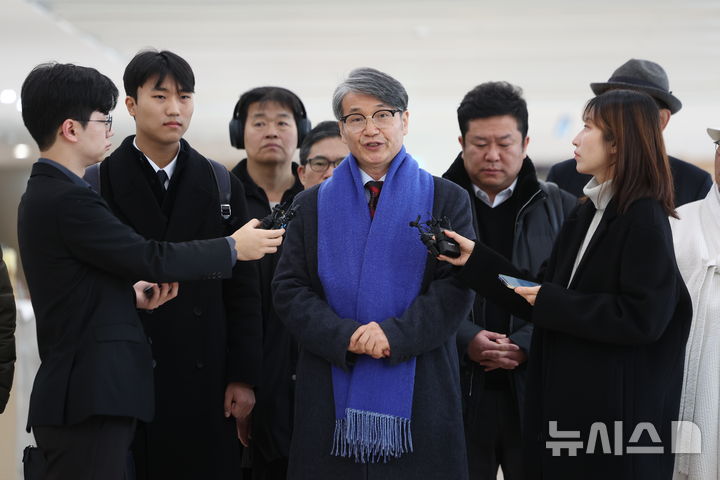 [서울=뉴시스] 김건희 여사를 둘러싼 '수사 무마' 의혹을 수사하는 특별검사팀이 9일 김건희 여사에게 명품백을 선물한 최재영 목사를 소환했다. 2025.12.09. photo@newsis.com