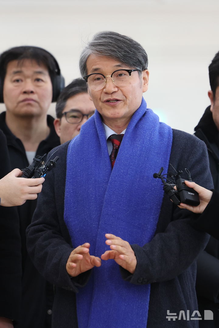 [서울=뉴시스] 김선웅 기자 = 최재영 목사가 9일 서울 종로구 김건희특검팀(특별검사 민중기)에서 열리는 '디올백 수수 의혹' 관련 참고인 조사에 출석하고 있다.  최 목사는 지난 2022년 9월 당시 영부인 김건희 여사에게 300만원 상당의 디올백을 선물하고 이 과정을 몰래 촬영해 인터넷에 유포한 바 있다. 2025.12.09. mangusta@newsis.com