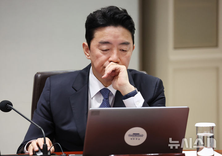 [서울=뉴시스] 고범준 기자 = 강훈식 비서실장이 9일 서울 용산 대통령실 청사에서 열린 국무회의에서 자료를 살펴보고 있다. (대통령실통신사진기자단) 2025.12.09. bjko@newsis.com
