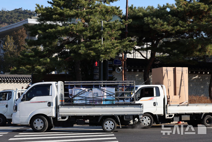 [서울=뉴시스] 이영환 기자 = 용산 대통령 집무실을 청와대로 이전하는 작업이 진행중인 9일 오전 서울 종로구 청와대 시화문으로 공사차량 등이 들어가고 있다. 2025.12.09. 20hwan@newsis.com