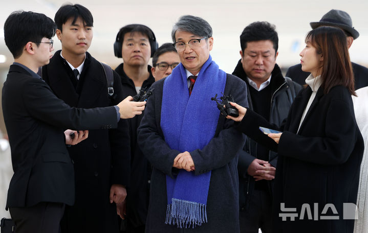 [서울=뉴시스] 김선웅 기자 = 최재영 목사가 9일 서울 종로구 김건희특검팀(특별검사 민중기)에서 열리는 '디올백 수수 의혹' 관련 참고인 조사에 출석하며 입장을 말하고 있다.  최 목사는 지난 2022년 9월 당시 영부인 김건희 여사에게 300만원 상당의 디올백을 선물하고 이 과정을 몰래 촬영해 인터넷에 유포한 바 있다. 2025.12.09. mangusta@newsis.com