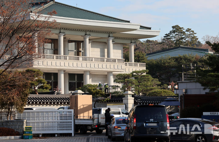 [서울=뉴시스] 이영환 기자 = 용산 대통령 집무실을 청와대로 이전하는 작업이 진행중인 9일 오전 서울 종로구 청와대 시화문으로 공사차량 등이 들어가고 있다. 2025.12.09. 20hwan@newsis.com