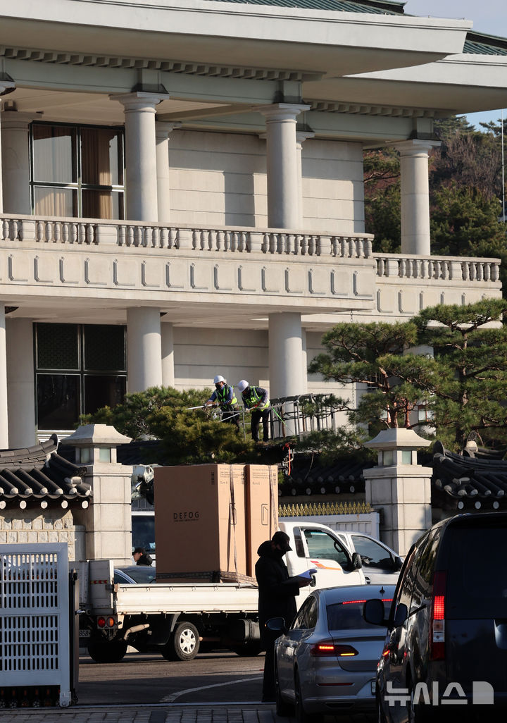 [서울=뉴시스] 이영환 기자 = 용산 대통령 집무실을 청와대로 이전하는 작업이 진행중인 9일 오전 서울 종로구 청와대 시화문으로 공사차량 등이 들어가는 가운데 관계자들이 나무 조경 작업을 하고 있다. 2025.12.09. 20hwan@newsis.com