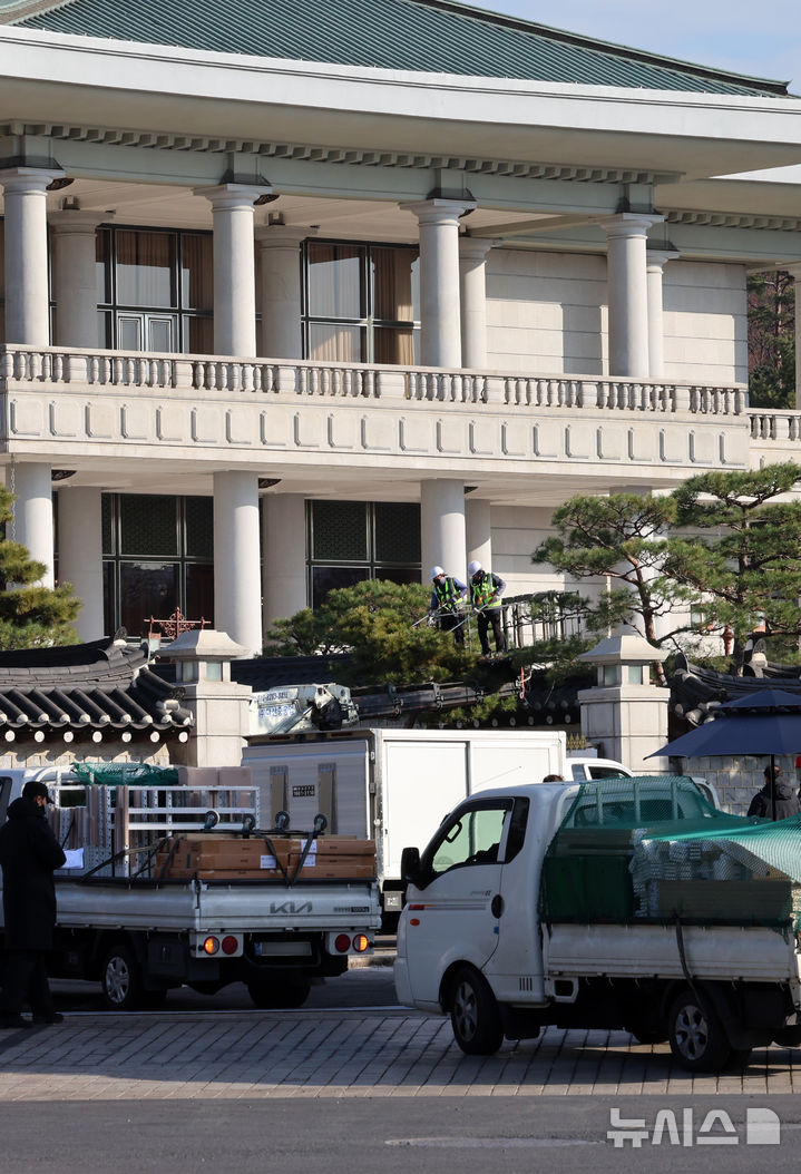 [서울=뉴시스] 이영환 기자 = 용산 대통령 집무실을 청와대로 이전하는 작업이 진행중인 9일 오전 서울 종로구 청와대 시화문으로 공사차량 등이 들어가고 있다. 2025.12.09. 20hwan@newsis.com