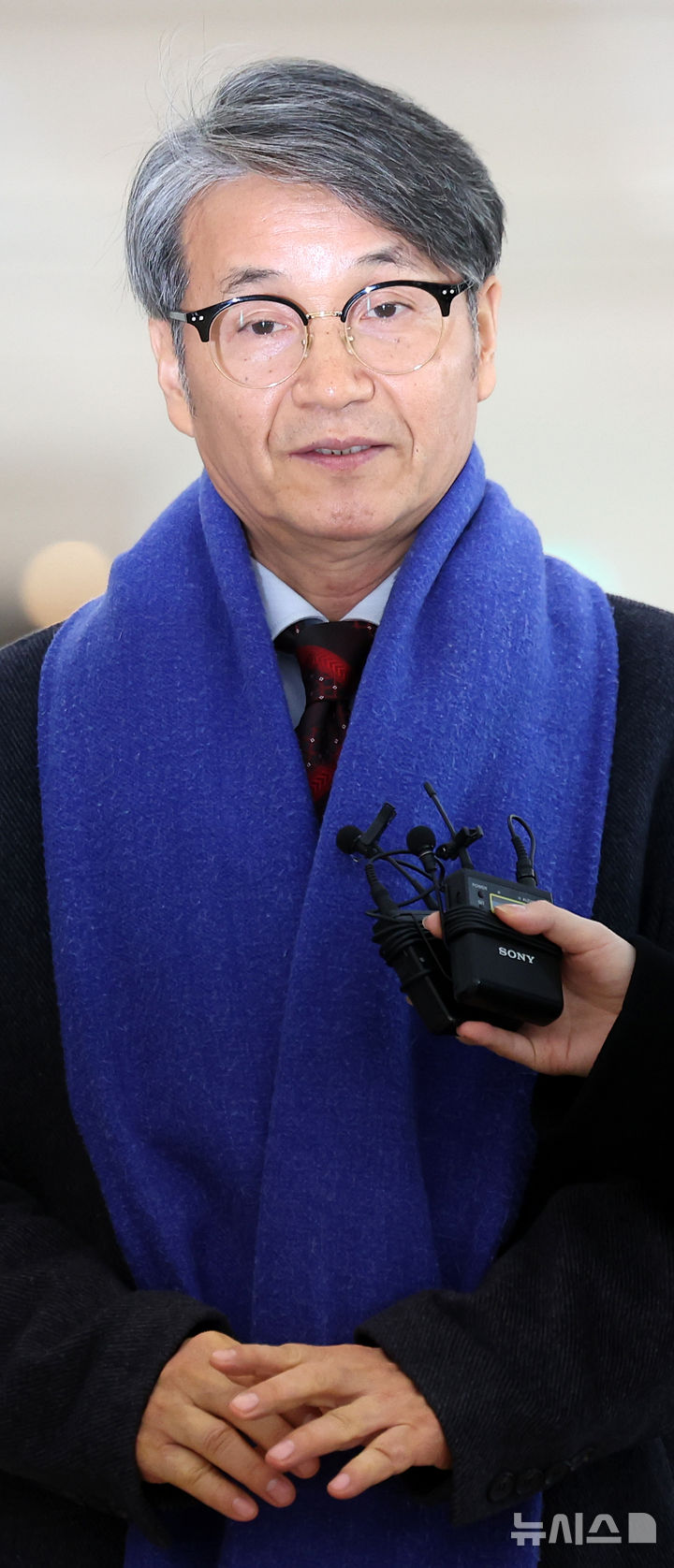 [서울=뉴시스] 김선웅 기자 = 최재영 목사가 9일 서울 종로구 김건희특검팀(특별검사 민중기)에서 열리는 '디올백 수수 의혹' 관련 참고인 조사에 출석하며 입장을 말하고 있다.  최 목사는 지난 2022년 9월 당시 영부인 김건희 여사에게 300만원 상당의 디올백을 선물하고 이 과정을 몰래 촬영해 인터넷에 유포한 바 있다. 2025.12.09. mangusta@newsis.com