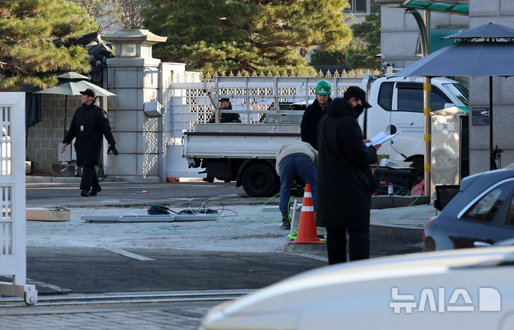 [서울=뉴시스] 이영환 기자 = 용산 대통령 집무실을 청와대로 이전하는 작업이 진행중인 9일 오전 서울 종로구 청와대 시화문 인근에서 관계자들이 작업을 하고 있다. 2025.12.09. 20hwan@newsis.com