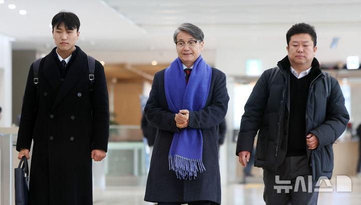 [서울=뉴시스] 김선웅 기자 = 최재영 목사가 9일 서울 종로구 김건희특검팀(특별검사 민중기)에서 열리는 '디올백 수수 의혹' 관련 참고인 조사에 출석하고 있다.  최 목사는 지난 2022년 9월 당시 영부인 김건희 여사에게 300만원 상당의 디올백을 선물하고 이 과정을 몰래 촬영해 인터넷에 유포한 바 있다. 2025.12.09. mangusta@newsis.com