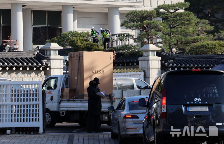 [서울=뉴시스] 이영환 기자 = 용산 대통령 집무실을 청와대로 이전하는 작업이 진행중인 9일 오전 서울 종로구 청와대 시화문으로 공사차량 등이 들어가고 있다. 2025.12.09. 20hwan@newsis.com
