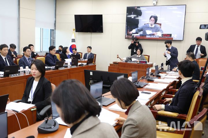 [서울=뉴시스] 조성봉 기자 = 최민희 국회 과방위원장이 9일 오전 서울 여의도 국회에서 열린 과학기술정보방송통신위원회 전체회의에서 김범석 쿠팡Inc 이사회 의장 등 쿠팡 침해사고 관련 청문회 증인 및 참고인 채택을 하고 있다. 2025.12.09. suncho21@newsis.com