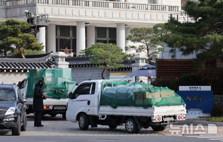 [서울=뉴시스] 이영환 기자 = 용산 대통령 집무실을 청와대로 이전하는 작업이 진행중인 9일 오전 서울 종로구 청와대 시화문으로 물품을 실은 트럭이 들어가고 있다. 2025.12.09. 20hwan@newsis.com