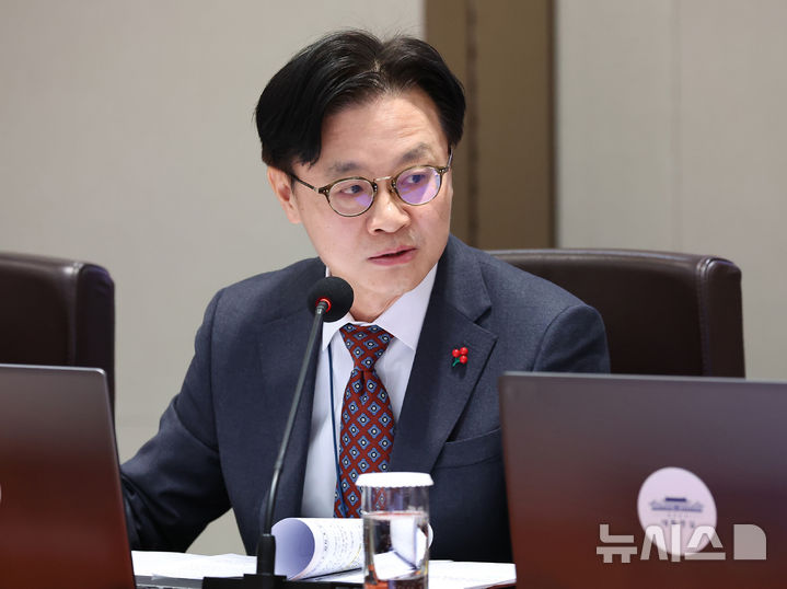 [서울=뉴시스] 고범준 기자 = 김정관 산업통상부 장관이 9일 서울 용산 대통령실 청사에서 열린 국무회의에서 발언하고 있다. (대통령실통신사진기자단) 2025.12.09. bjko@newsis.com