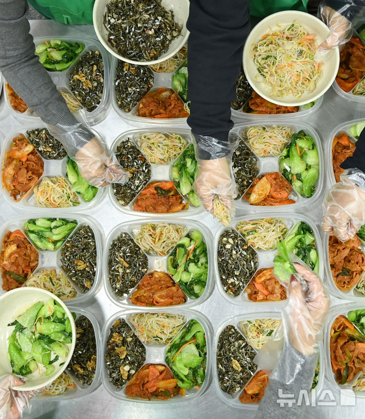 [수원=뉴시스] 김종택 기자 = 9일 경기 수원시 권선구 평동 행정복지센터에서 새마을 부녀회 회원들이 관내 독거노인 등 취약계층에 전달할 반찬을 만들어 용기에 담고 있다. 2025.12.09. jtk@newsis.com