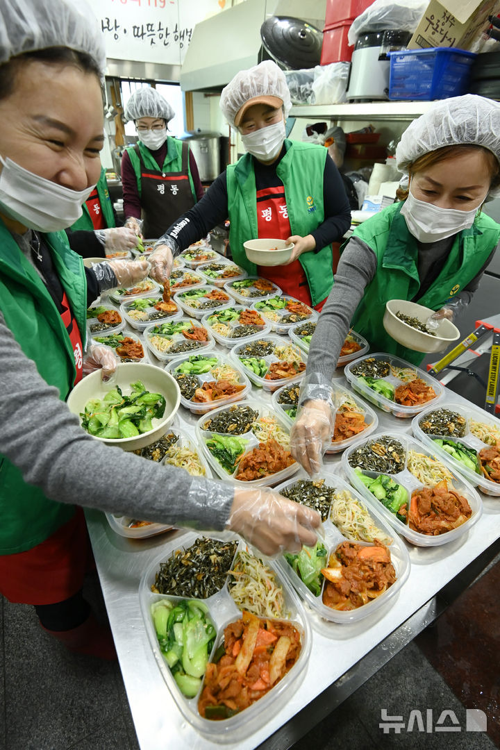[수원=뉴시스] 김종택 기자 = 9일 경기 수원시 권선구 평동 행정복지센터에서 새마을 부녀회 회원들이 관내 독거노인 등 취약계층에 전달할 반찬을 만들어 용기에 담고 있다. 2025.12.09. jtk@newsis.com