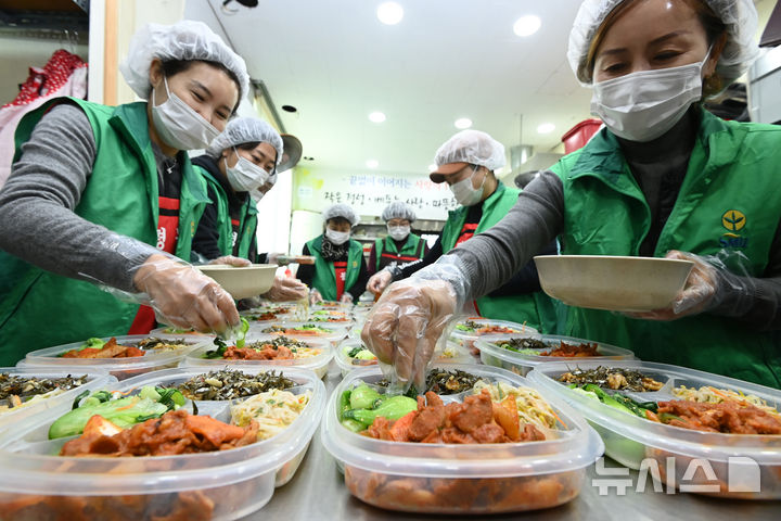 [수원=뉴시스] 김종택 기자 = 9일 경기 수원시 권선구 평동 행정복지센터에서 새마을 부녀회 회원들이 관내 독거노인 등 취약계층에 전달할 반찬을 만들어 용기에 담고 있다. 2025.12.09. jtk@newsis.com