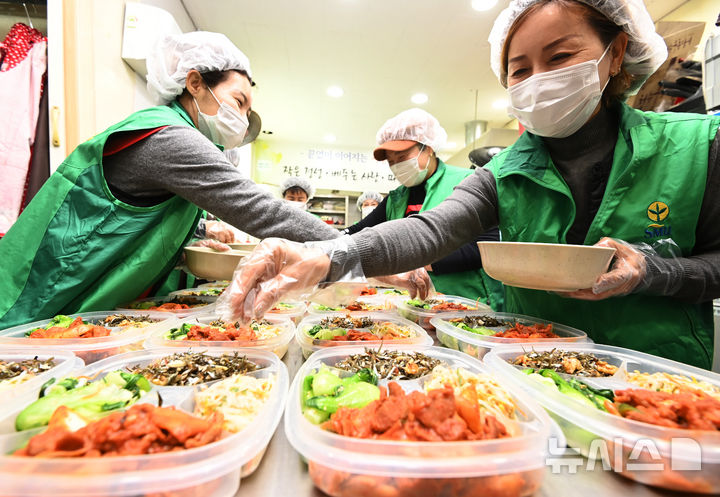 [수원=뉴시스] 김종택 기자 = 9일 경기 수원시 권선구 평동 행정복지센터에서 새마을 부녀회 회원들이 관내 독거노인 등 취약계층에 전달할 반찬을 만들어 용기에 담고 있다. 2025.12.09. jtk@newsis.com
