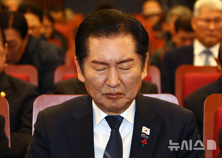 [서울=뉴시스] 김명년 기자 = 정청래 더불어민주당 대표가 9일 오전 서울 여의도 국회 도서관 대강당에서 열린 '2025 대한민국 한센인대회'에서 눈을 감고 기도하고 있다. 2025.12.09. kmn@newsis.com