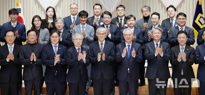 [서울=뉴시스] 조성우 기자 = 9일 오전 서울 서초구 서울법원종합청사 청심홀에서 열린 '국민을 위한 사법제도 개편' 공청회에서 천대엽(앞줄 왼쪽 다섯 번째부터) 법원행정처장과 김선수 전 대법관, 최봉경 한국법학교수회장, 이진수 법무부 차관 등 참석자들이 기념촬영을 하고 있다. 2025.12.09. xconfind@newsis.com