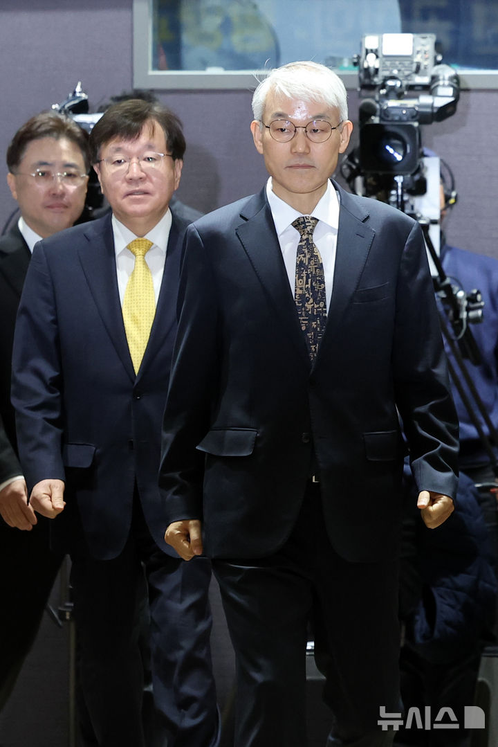 [서울=뉴시스] 조성우 기자 = 천대엽(오른쪽) 법원행정처장이 9일 오전 서울 서초구 서울법원종합청사 청심홀에서 열린 '국민을 위한 사법제도 개편' 공청회에 참석 있다. 2025.12.09. xconfind@newsis.com