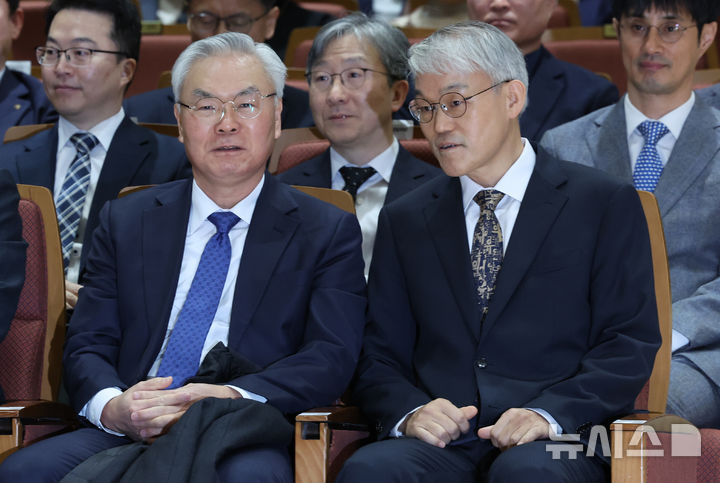 [서울=뉴시스] 조성우 기자 = 천대엽(오른쪽) 법원행정처장이 9일 오전 서울 서초구 서울법원종합청사 청심홀에서 열린 '국민을 위한 사법제도 개편' 공청회에서 김선수 전 대법관과 대화하고 있다. 2025.12.09. xconfind@newsis.com