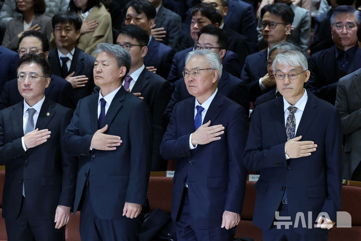[서울=뉴시스] 조성우 기자 = 9일 오전 서울 서초구 서울법원종합청사 청심홀에서 열린 '국민을 위한 사법제도 개편' 공청회에서 천대엽(오른쪽) 법원행정처장과 이진수 법무부 차관 등 참석자들이 기념촬영을 하고 있다. 오른쪽부터 천대엽 법원행정처장, 김선수 전 대법관, 최봉경 한국법학교수회장, 이진수 법무부 차관. 2025.12.09. xconfind@newsis.com