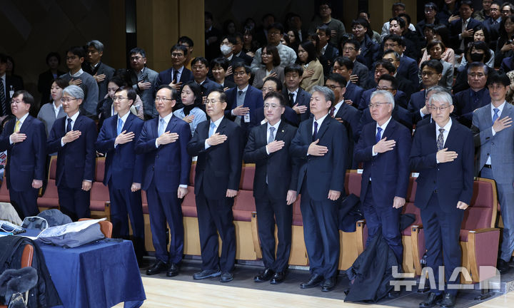 [서울=뉴시스] 조성우 기자 = 9일 오전 서울 서초구 서울법원종합청사 청심홀에서 열린 '국민을 위한 사법제도 개편' 공청회에서 천대엽(오른쪽) 법원행정처장과 이진수 법무부 차관 등 참석자들이 기념촬영을 하고 있다. 오른쪽부터 천대엽 법원행정처장, 김선수 전 대법관, 최봉경 한국법학교수회장, 이진수 법무부 차관. 2025.12.09. xconfind@newsis.com