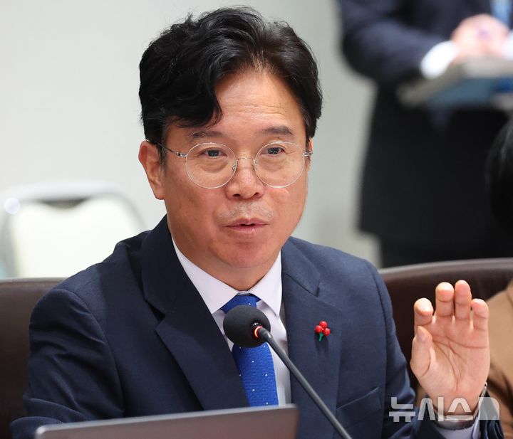 [서울=뉴시스] 고범준 기자 = 김영훈 고용노동부 장관이 9일 서울 용산 대통령실 청사에서 열린 국무회의에서 이재명 대통령 질문에 답하고 있다. (대통령실통신사진기자단) 2025.12.09. bjko@newsis.com