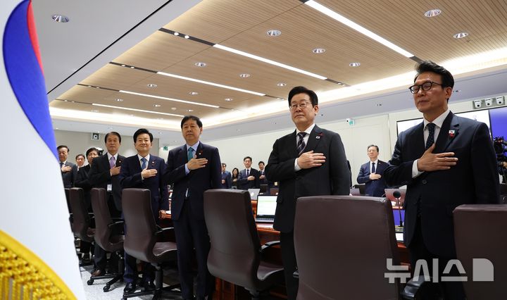 [서울=뉴시스] 고범준 기자 = 이재명 대통령이 9일 서울 용산 대통령실 청사에서 열린 국무회의에서 국기에 경례하고 있다. (대통령실통신사진기자단) 2025.12.09. bjko@newsis.com