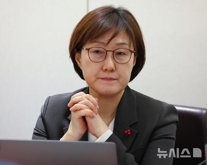 [서울=뉴시스] 고범준 기자 = 김현지 제1부속실장이 9일 서울 용산 대통령실 청사에서 열린 국무회의에 참석해 자리하고 있다. (대통령실통신사진기자단) 2025.12.09. bjko@newsis.com