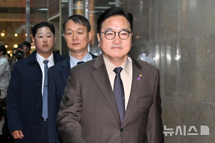 [서울=뉴시스] 김금보 기자 = 우원식 국회의장이 9일 서울 여의도 국회에서 여야 원내대표와 회동을 갖기 위해 의장실로 향하고 있다. (공동취재) 2025.12.09. photo@newsis.com