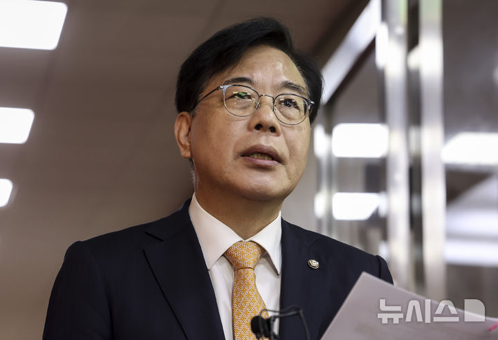 [서울=뉴시스] 김금보 기자 = 송언석 국민의힘 원내대표가 9일 오전 서울 여의도 국회 의장실 앞에서 '국회의장 및 여야 원내대표 회동'을 앞두고 입장발표를 하고 있다. (공동취재) 2025.12.09. photo@newsis.com