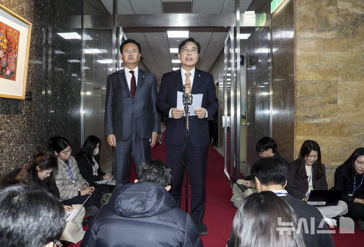 [서울=뉴시스] 김금보 기자 = 송언석 국민의힘 원내대표가 9일 오전 서울 여의도 국회 의장실 앞에서 '국회의장 및 여야 원내대표 회동'을 앞두고 입장발표를 하고 있다. (공동취재) 2025.12.09. photo@newsis.com