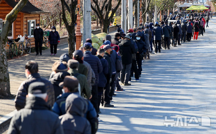 [대구=뉴시스] 이무열 기자 = 쌀쌀한 날씨를 보인 9일 대구 달서구 두류공원 사랑해밥차 무료 급식소를 찾은 어르신들이 점심 배식을 받기 위해 줄을 서고 있다. 2025.12.09. lmy@newsis.com