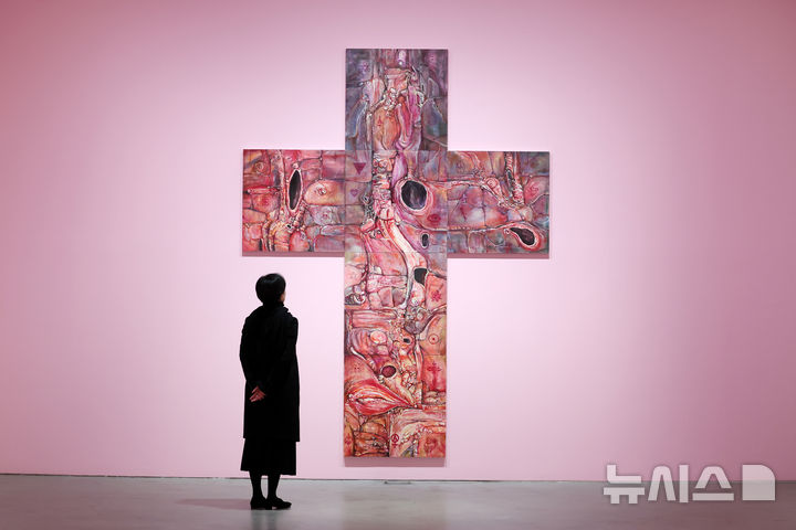 [서울=뉴시스] 박진희 기자 =국제갤러리는 9일 서울 종로구 국제갤러리 K1과 K2에서 장파의 개인전 'Gore Deco' 기자간담회를 갖고 작가의 주요 작품을 소개하고 있다. 전시제목 'Gore Deco'는 우리가 살아가는 사회에서 신체와 정체성이 폭력적 구조에 놓이게 되는 방식을 비판적으로 탐구하며, 동시에 ‘장식’이라는 개념이 내포한 위계적 함의에 주목한 드로잉, 동판화, 실크스크린 벽화 등 다양한 매체의 작품을 선보인다.2025.12.00. pak7130@newsis.com