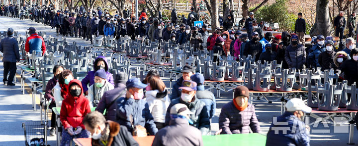 [대구=뉴시스] 이무열 기자 = 쌀쌀한 날씨를 보인 9일 대구 달서구 두류공원 사랑해밥차 무료 급식소를 찾은 어르신들이 점심 배식을 받기 위해 줄을 서고 있다. 2025.12.09. lmy@newsis.com