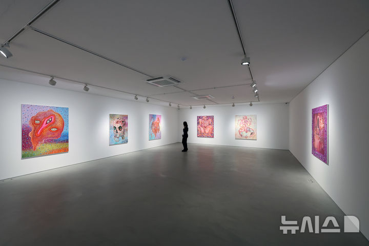 [서울=뉴시스] 박진희 기자 =국제갤러리는 9일 서울 종로구 국제갤러리 K1과 K2에서 장파의 개인전 'Gore Deco' 기자간담회를 갖고 작가의 주요 작품을 소개하고 있다. 전시제목 'Gore Deco'는 우리가 살아가는 사회에서 신체와 정체성이 폭력적 구조에 놓이게 되는 방식을 비판적으로 탐구하며, 동시에 ‘장식’이라는 개념이 내포한 위계적 함의에 주목한 드로잉, 동판화, 실크스크린 벽화 등 다양한 매체의 작품을 선보인다.2025.12.00. pak7130@newsis.com