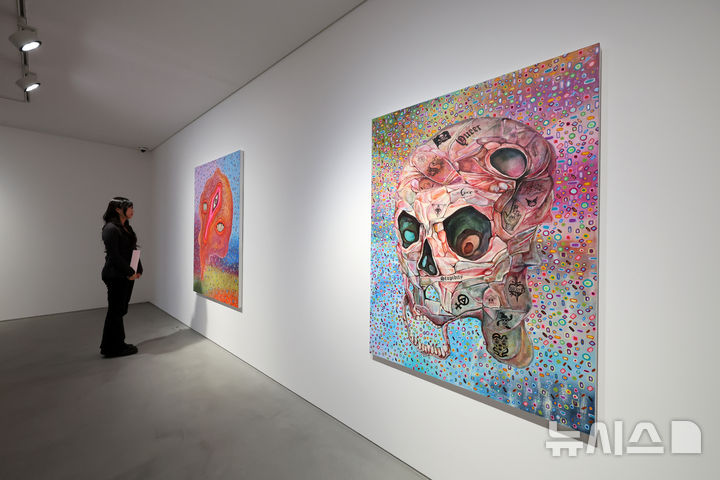 [서울=뉴시스] 박진희 기자 =국제갤러리는 9일 서울 종로구 국제갤러리 K1과 K2에서 장파의 개인전 'Gore Deco' 기자간담회를 갖고 작가의 주요 작품을 소개하고 있다. 전시제목 'Gore Deco'는 우리가 살아가는 사회에서 신체와 정체성이 폭력적 구조에 놓이게 되는 방식을 비판적으로 탐구하며, 동시에 ‘장식’이라는 개념이 내포한 위계적 함의에 주목한 드로잉, 동판화, 실크스크린 벽화 등 다양한 매체의 작품을 선보인다.2025.12.00. pak7130@newsis.com